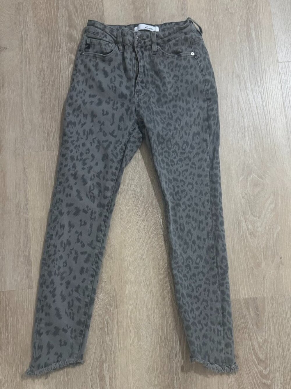 🐆 KanCan Gray Leopard Print Cropped Jeans – Size 3/25